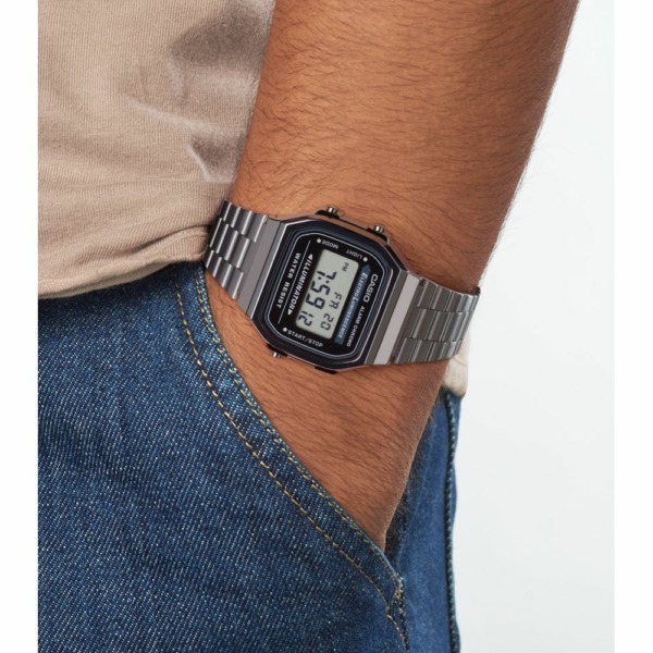 Uhr Casio A168WEGG-1AEF am Handgelenk